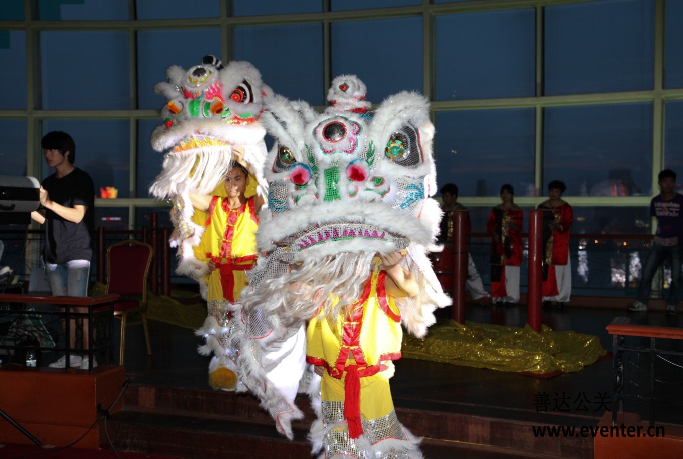 開場(chǎng)節(jié)目：夜光獅