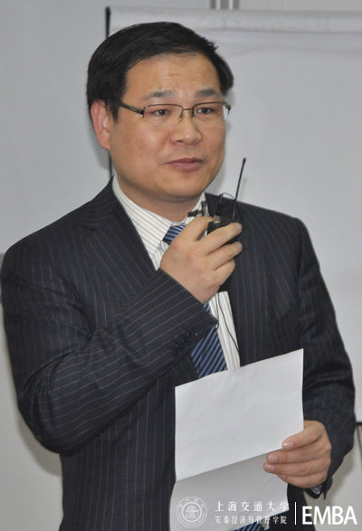 交大安泰經(jīng)管學(xué)院院長助理、EMBA項(xiàng)目主任任建標(biāo)主持論壇